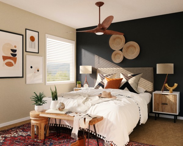 A foto mostra um exemplo de um quarto de casal boho com tapete colorido, diferentes elementos em madeira e cama baixa.