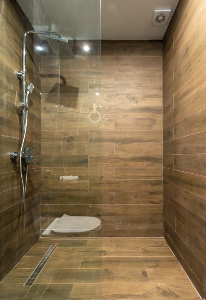 revestimento para banheiro de madeira