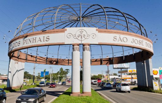 Foto que ilustra matéria sobre bairros em São José dos Pinhais mostra uma foto frontal do portal de entrada da cidade.