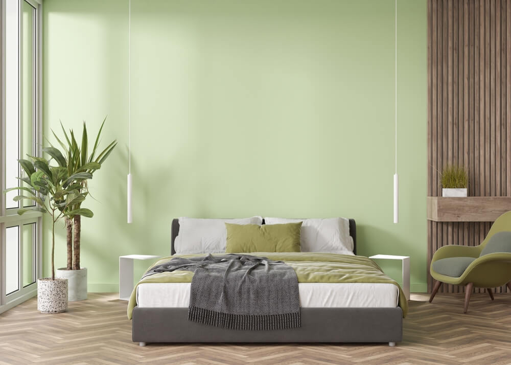 Foto de um quarto de casal em tons de verde. 