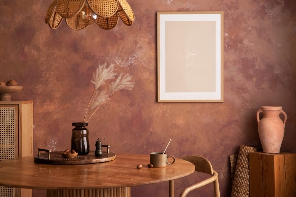Foto de uma sala de jantar em tons de marrom e de madeira. 