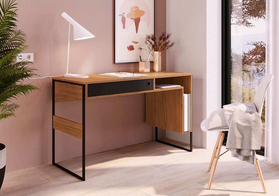 Foto que ilustra matéria sobre decoração de escritório moderno mostra uma mesa de trabalho de madeira, com uma gaveta preta e nichos.