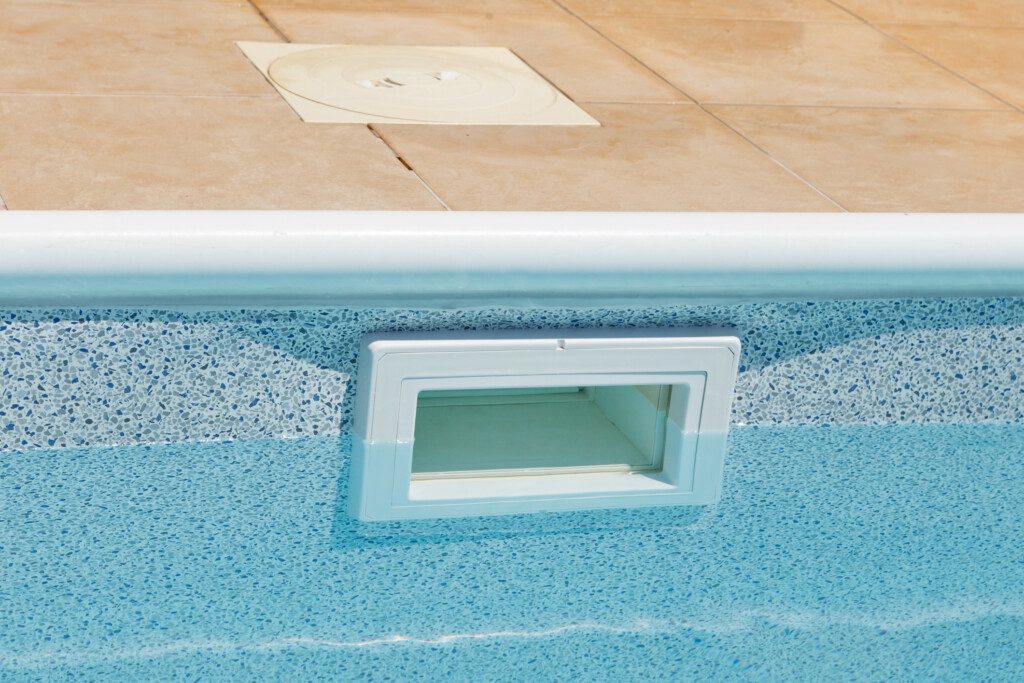Foto que ilustra matéria sobre como limpar piscina mostra o skimmer de uma piscina, também conhecido como coadeira.