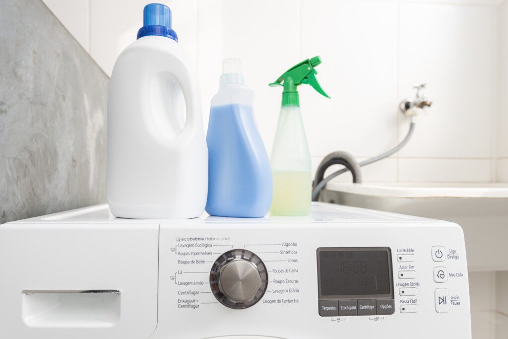 Foto que ilustra matéria sobre como limpar máquina de lavar mostra uma lavanderia com máquina de lavar.