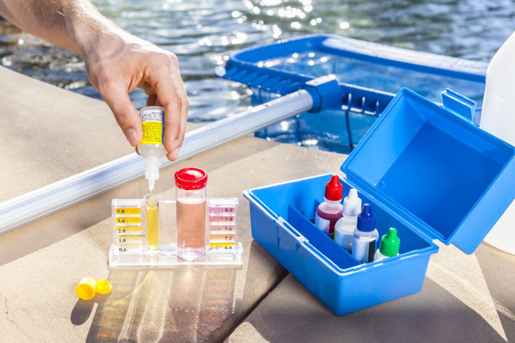 Foto que ilustra matéria sobre como limpar piscina mostra os itens do estojo de medição de PH