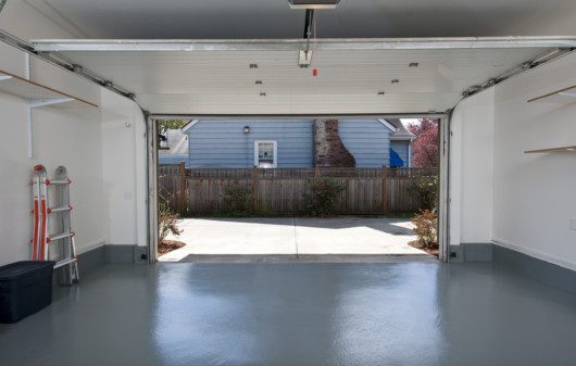 Imagem de uma garagem com piso de concreto pintado.