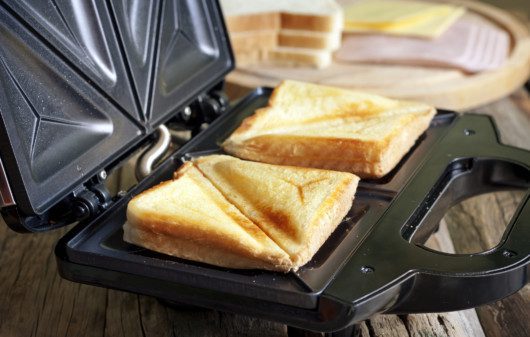 Imagem de uma sanduicheira com dois pães.