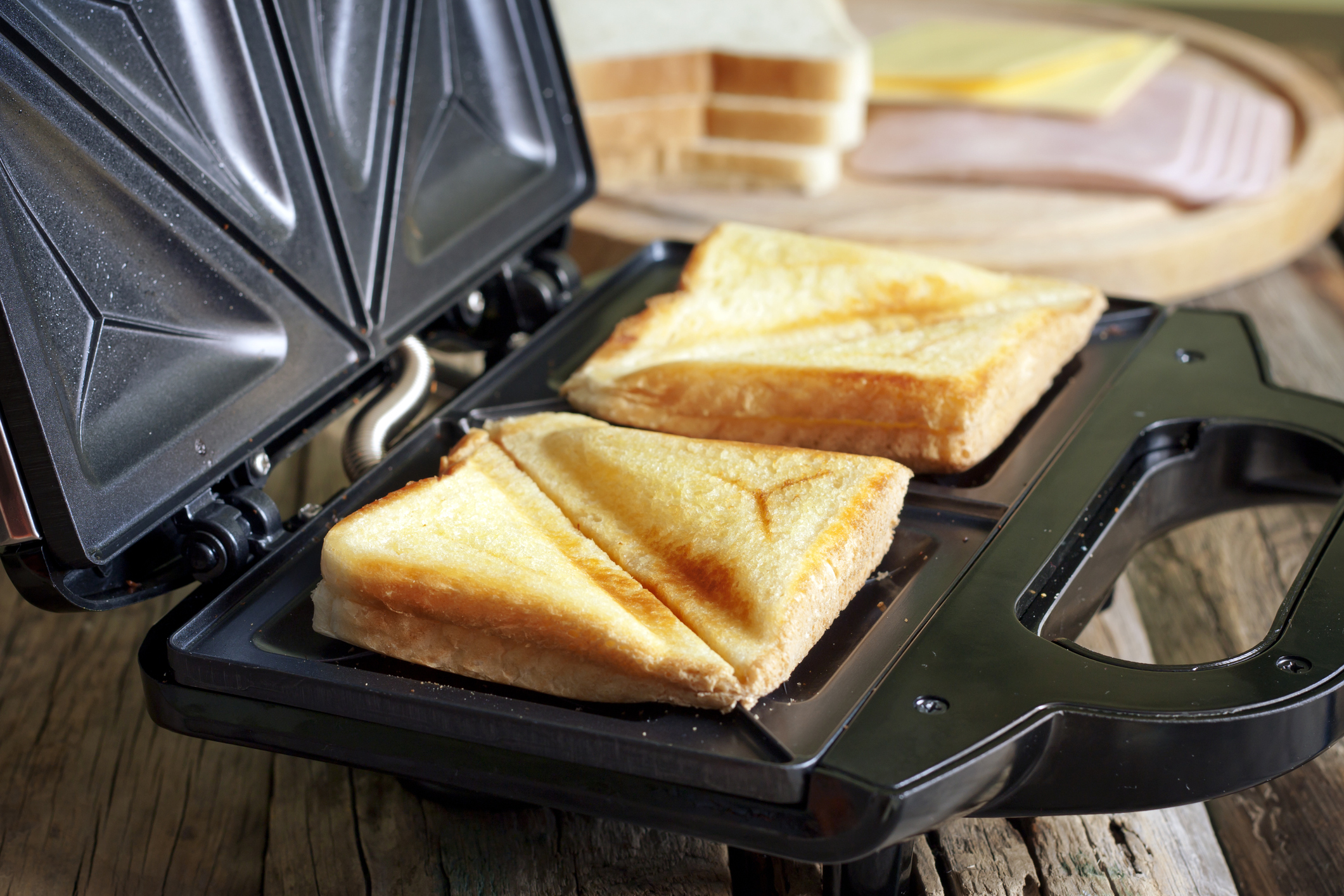 Тостовый хлеб с сыром. Бутерброды в бутерброднице. Сэндвичница для завтрака. Бутерброды из сэндвичницы. Тостер для бутербродов с сыром.