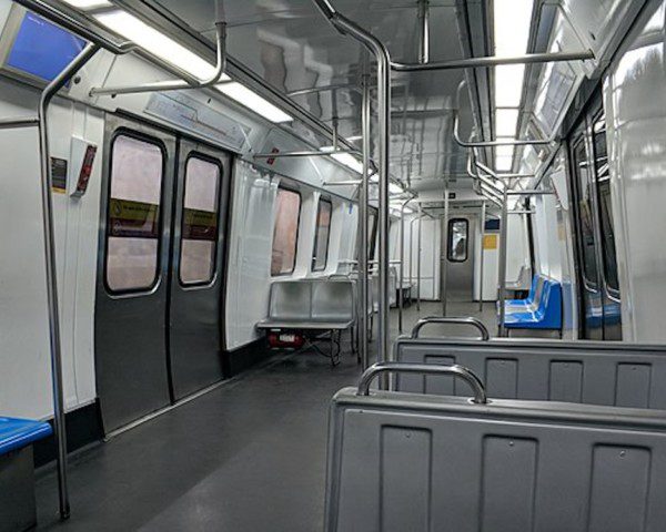 Foto que ilustra matéria sobre linha de metrô RJ mostra o interior do MetrôRio com bancos vazios de cor azul e cinza.
