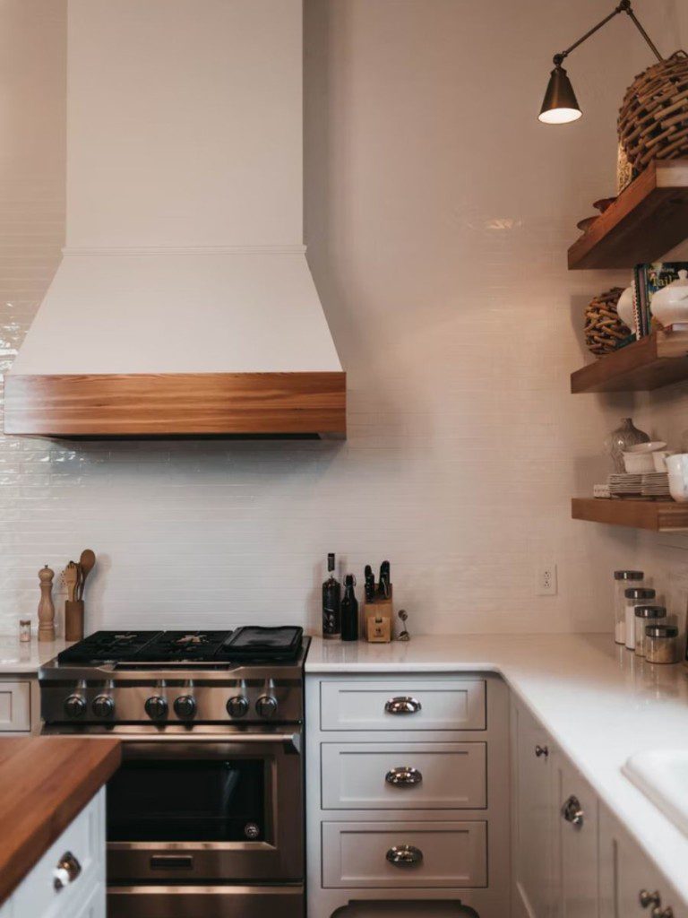 cozinha com móveis em tom branco e marrom, com aparência envelhecida