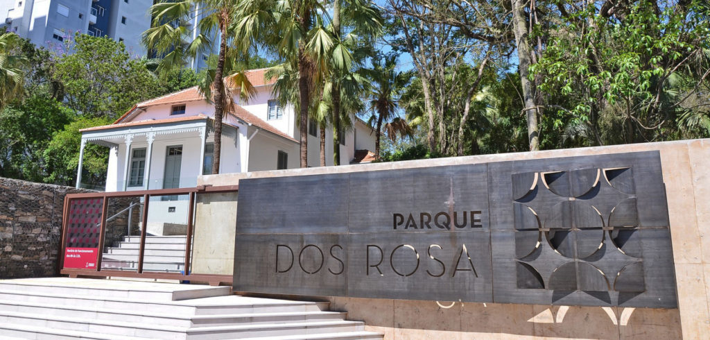 Foto que ilustra matéria sobre o que fazer em Canoas mostra a entrada do Parque dos Rosa