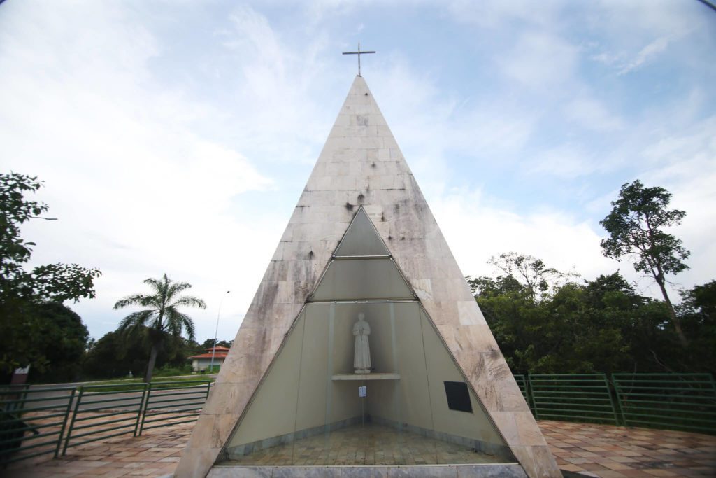 Foto que ilustra matéria sobre Parques em Brasília mostra a Ermida Dom Bosco, uma pequena capela em forma triangular com uma imagem de Dom Bosco, padroeiro da cidade.
