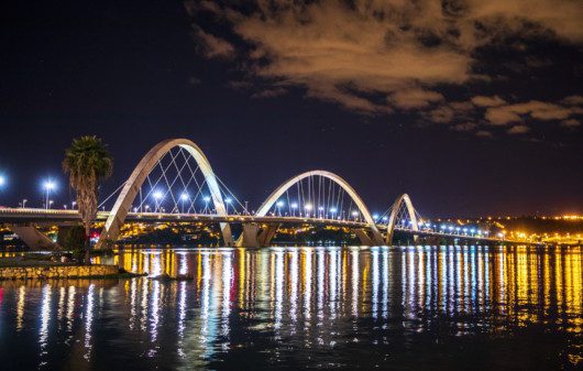 Imagem que ilustra matéria sobre morar em Brasília mostra a Ponte Juscelino Kubitschek em Brasilia