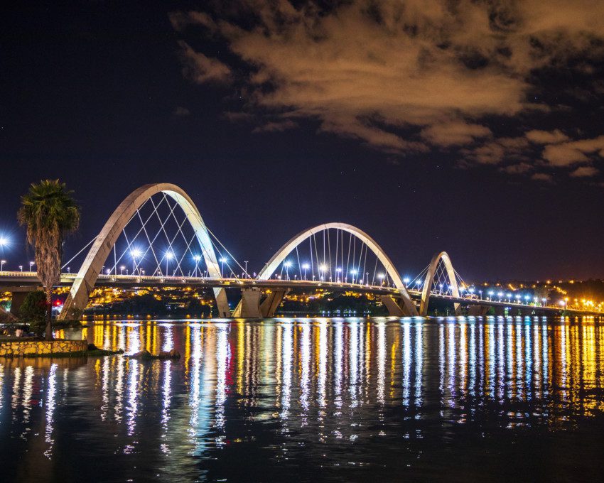 Imagem que ilustra matéria sobre morar em Brasília mostra a Ponte Juscelino Kubitschek em Brasilia