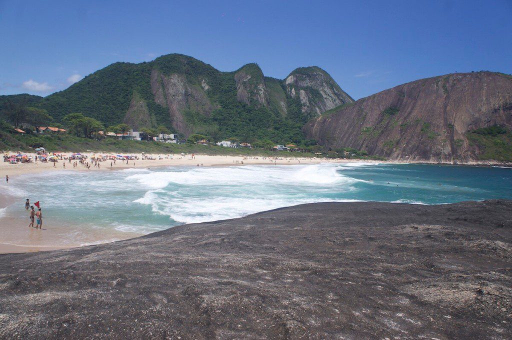 Foto que ilustra matéria sobre o que fazer em Niterói mostra a Praia de Itacotiara 