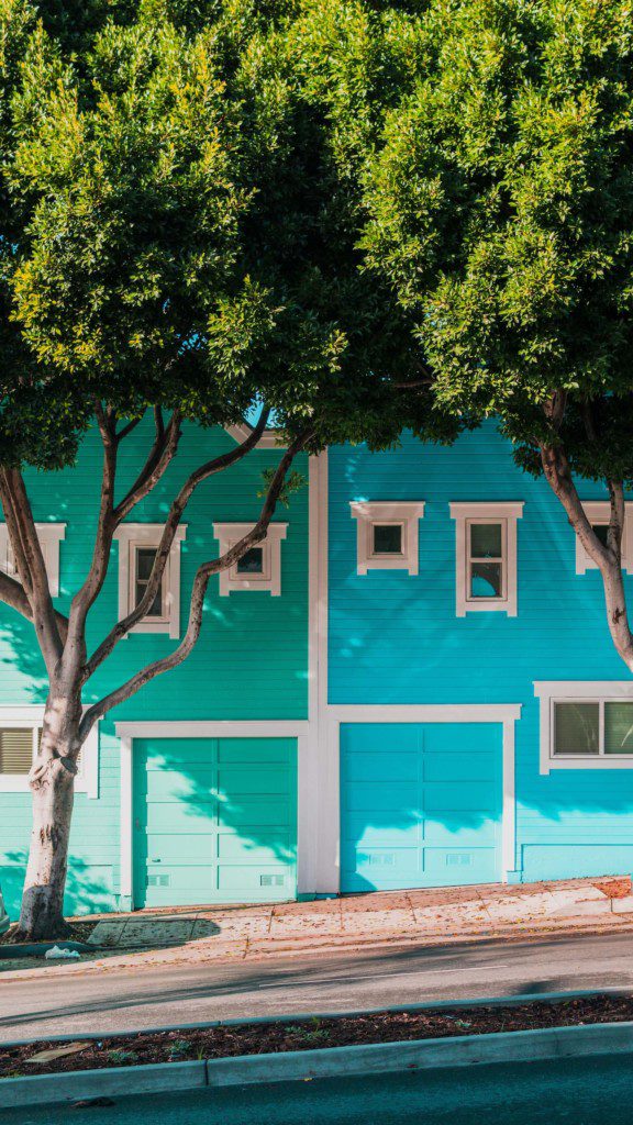 duas casas com fachadas coloridas