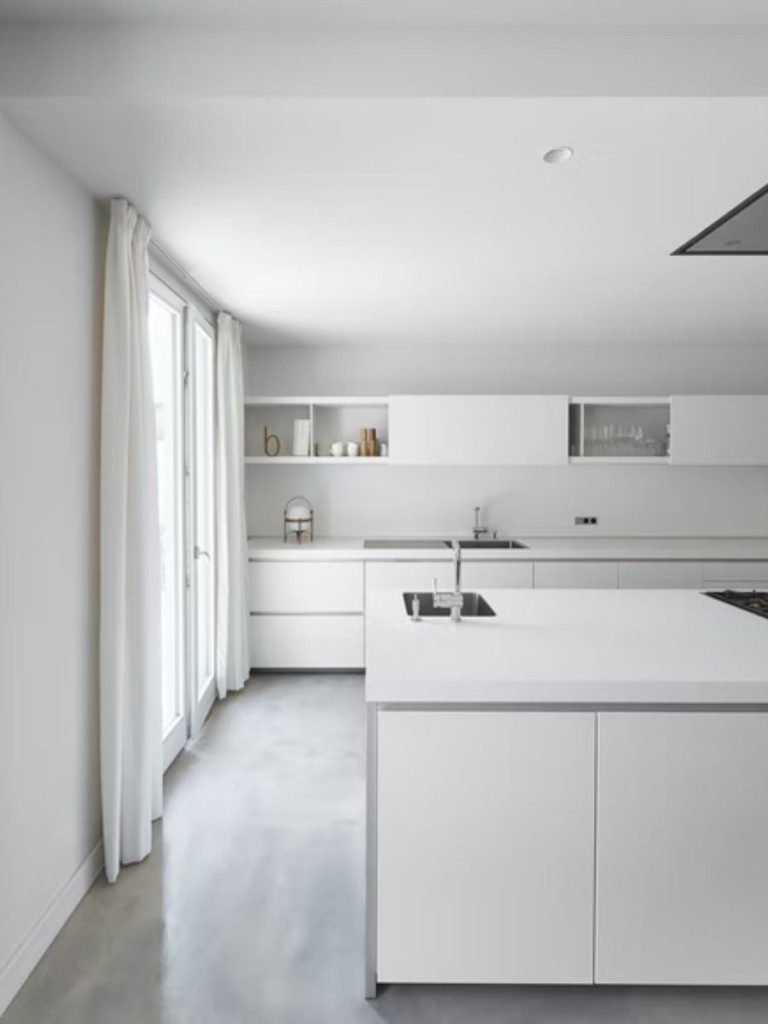 cozinha clara com janelas amplas
