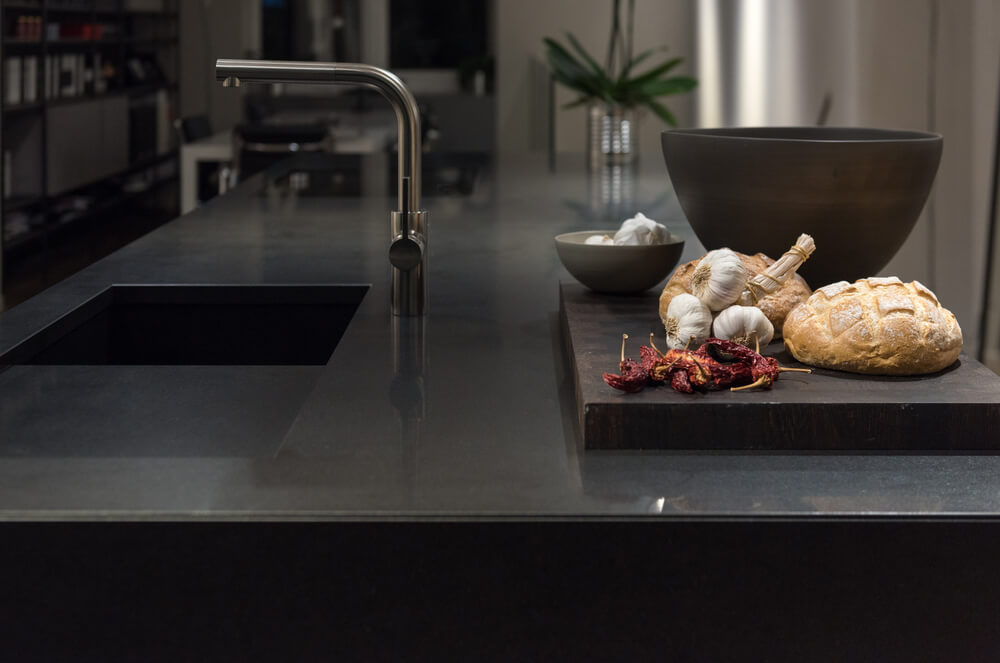 granito preto absoluto dá um toque mais sofisticado à bancada da cozinha, porém o preço desse tipo de material é bem mais alto