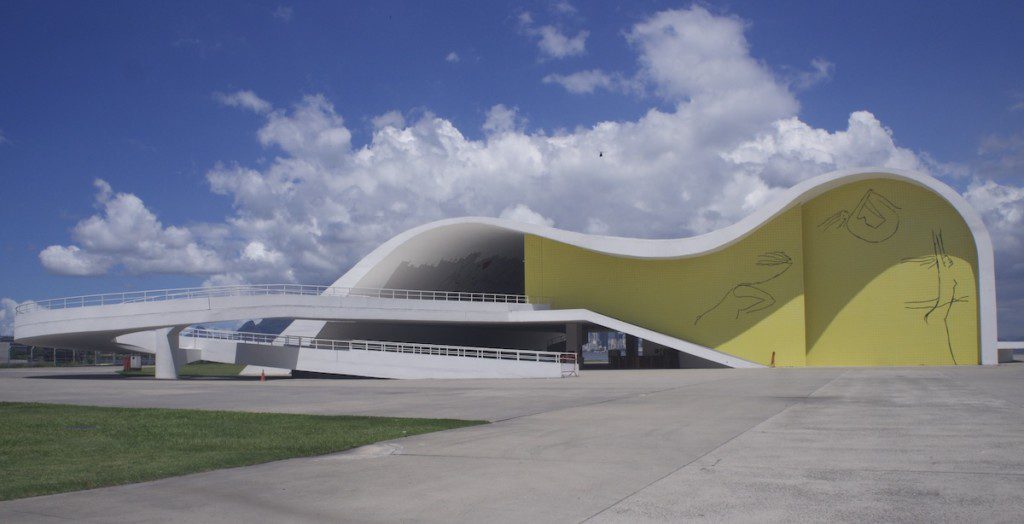 Foto que ilustra matéria sobre o que fazer em Niteroi mostra o Caminho Niemeyer