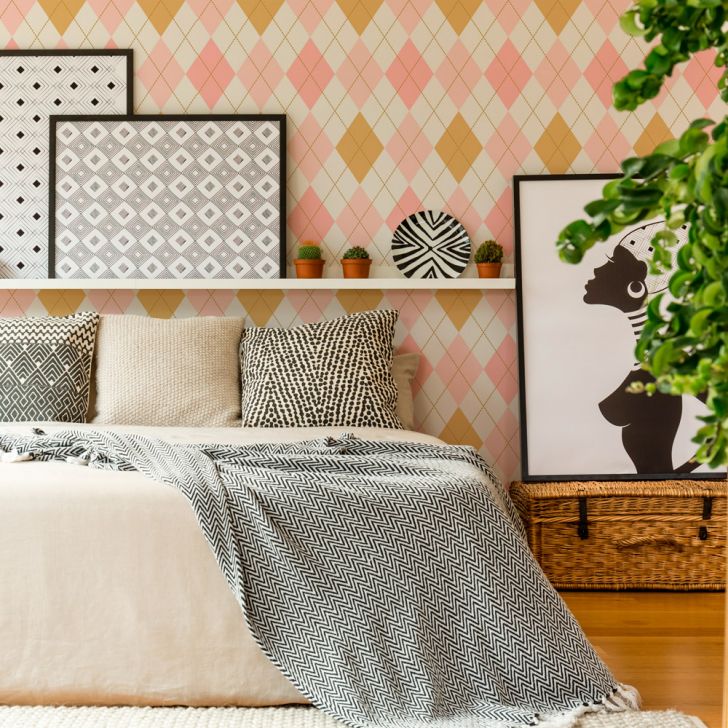 A foto mostra um exemplo de decoração retrô no quarto com cama de casal, almofadas, quadros decorativos e parede colorida.