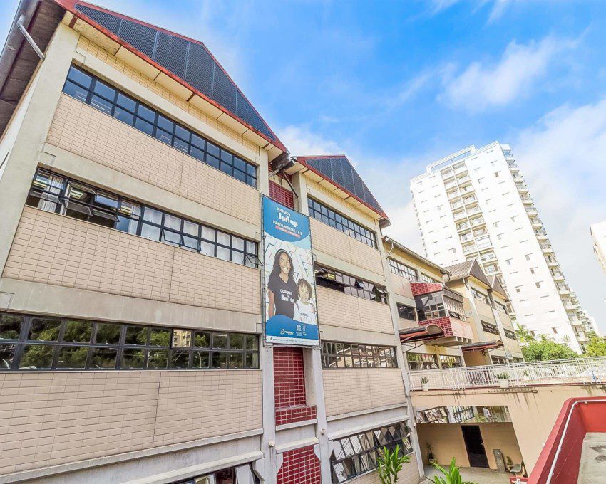 Foto que ilustra matéria sobre escolas em São José dos Campos mostra a fachada do Colégio Univap, no bairro Jardim Aquarius.