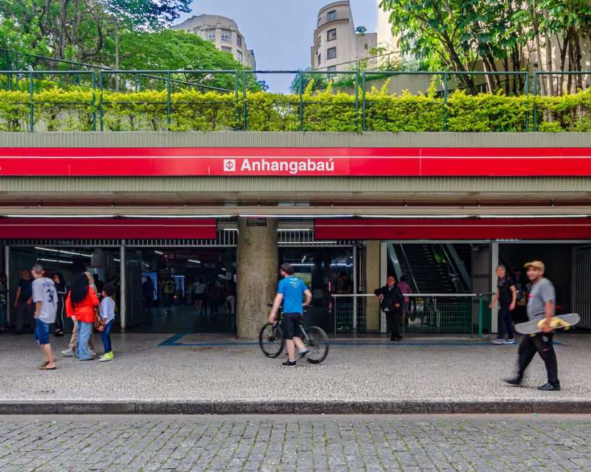 Foto que ilustra matéria sobre metrô anhangabaú mostra a entrada do metrô Anhangabaú com circulação de pessoas