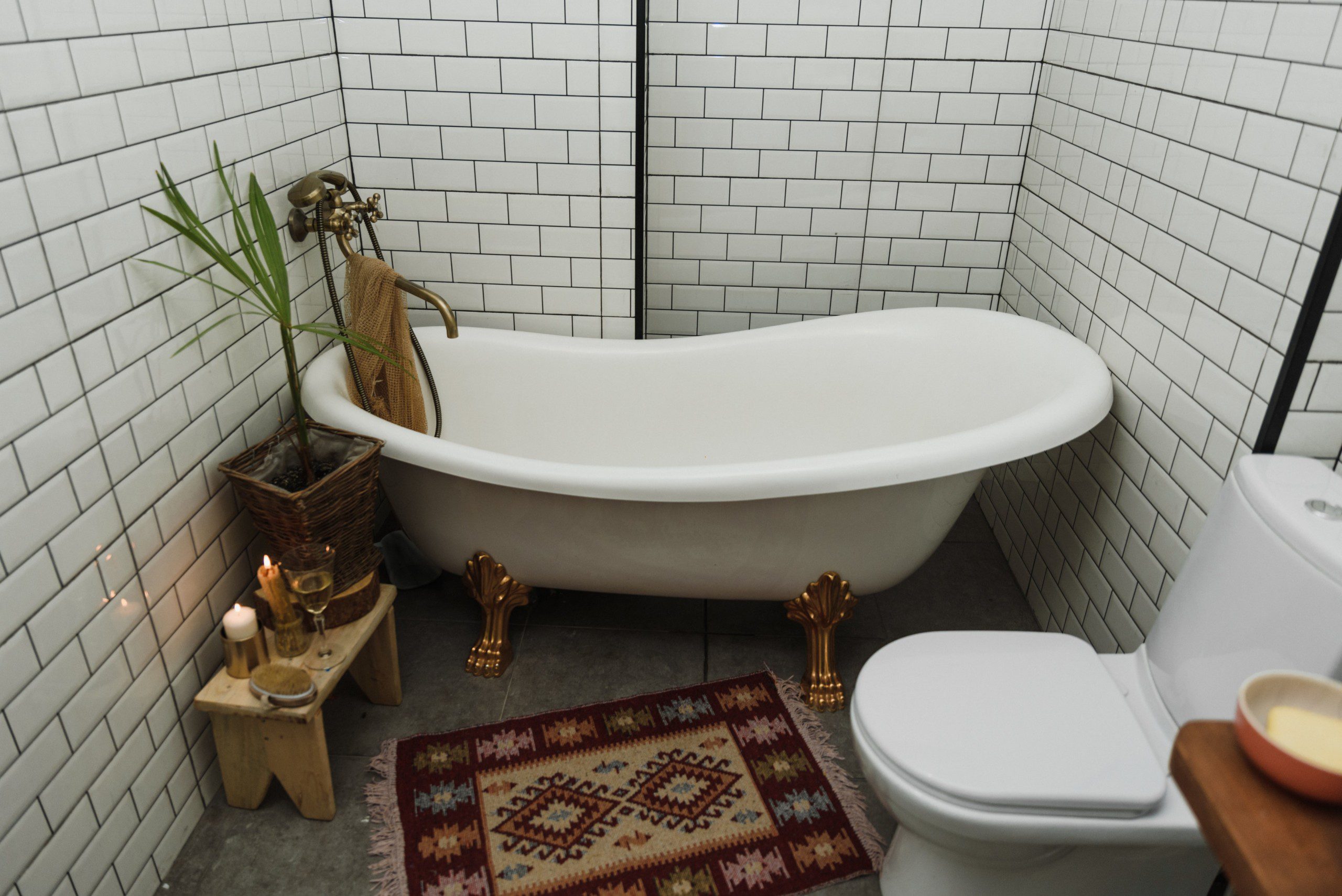 Imagem de uma banheira estilo retrô com pés vintage dourado. 
