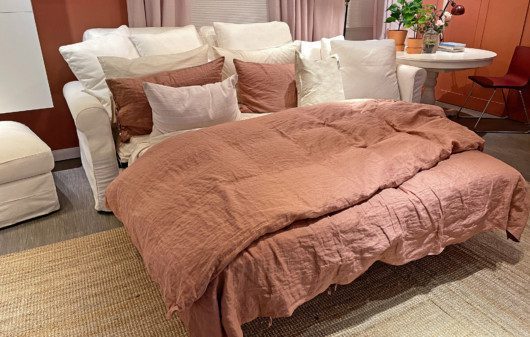 Imagem que ilustra matéria sobre imóveis multifuncionais mostra um sofá cama