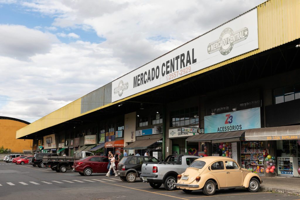 Foto que ilustra matéria sobre bairros de Contagem mostra a frente do Mercado Central de Contagem.