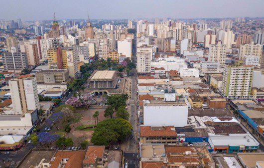Foto que ilustra matéria sobre como é morar em São José do Rio Preto mostra uma visão do alto da cidade, com vários prédios altos em torno de uma praça
