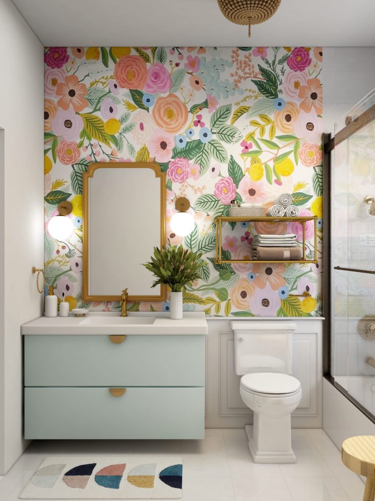 Banheiro branco com papel de parede bem colorido, estampado com flores.