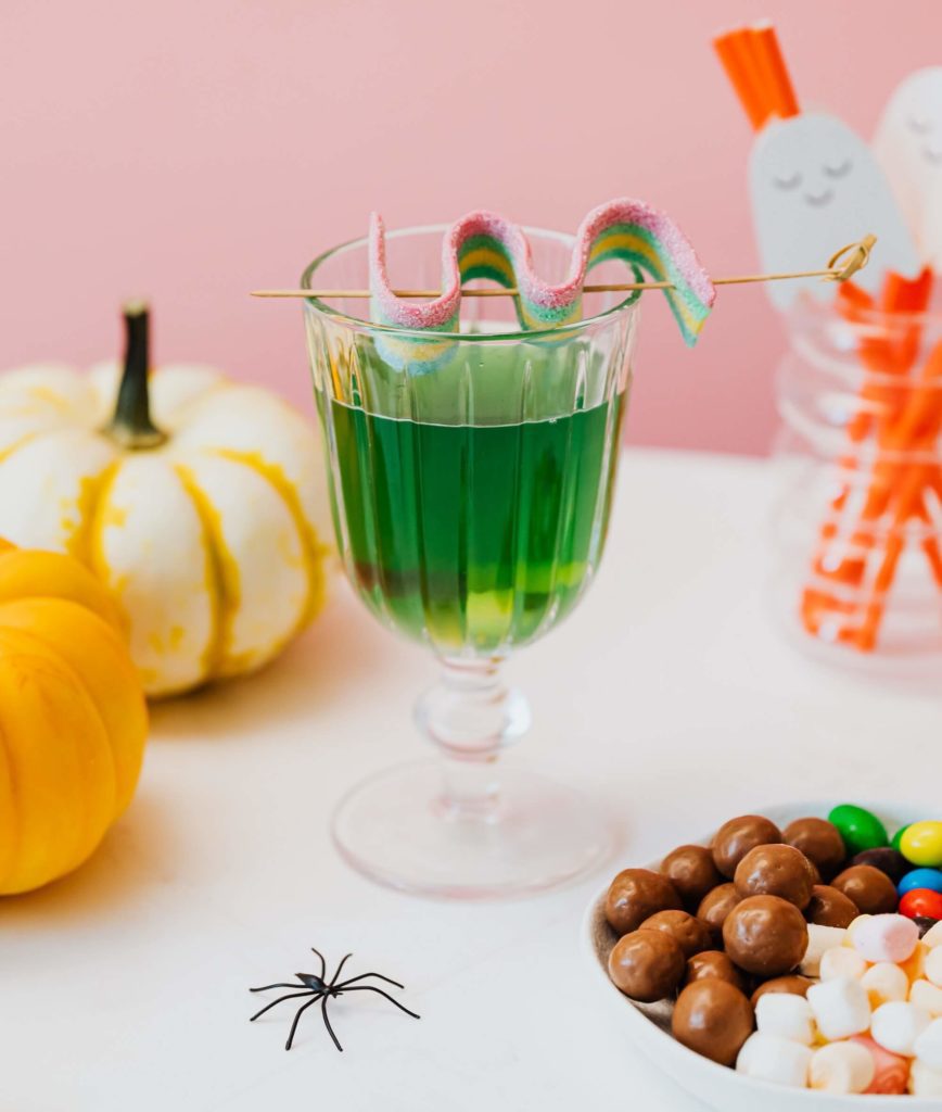 Foto que ilustra matéria sobre decoração de Halloween mostra um copo com um suco verde
