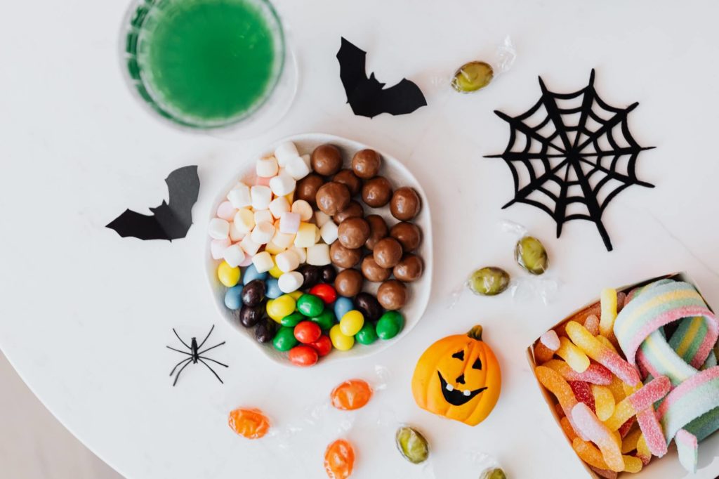 Foto que ilustra matéria sobre decoração de Halloween mostra um prato com guloseimas