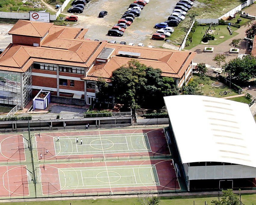 Foto que ilustra matéria sobre escolas particulares em Cotia mostra uma visão do alto do Colégio Sidarta.