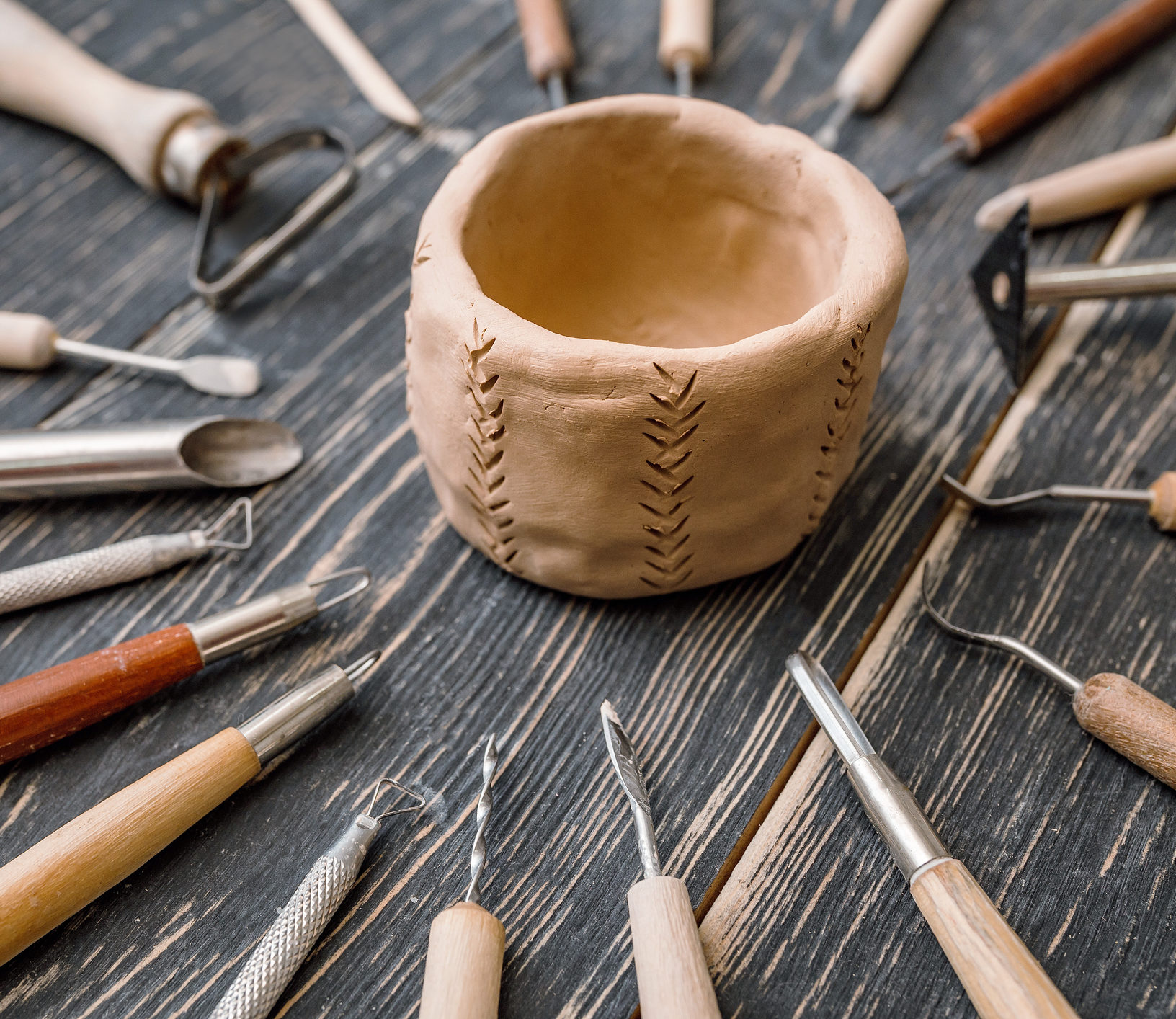 As ferramentas para argila ajudam tanto na hora de confeccionar vasos, quanto na finalização e acabamento. 