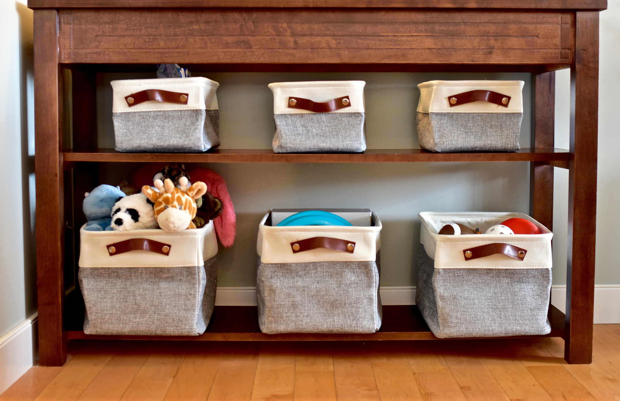 Imagem de cestos organizadores de tecido em uma estantes.