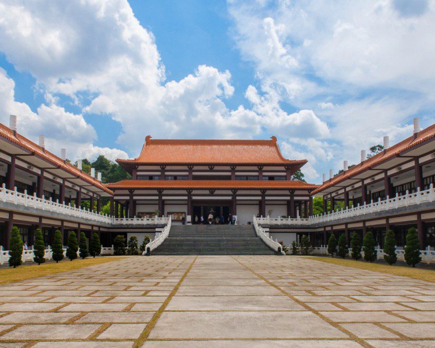 Foto que ilustra matéria sobre o que fazer em Cotia mostra o Fo Guang Shan Templo Zu Lai, um templo budista que é uma das principais atrações da cidade.