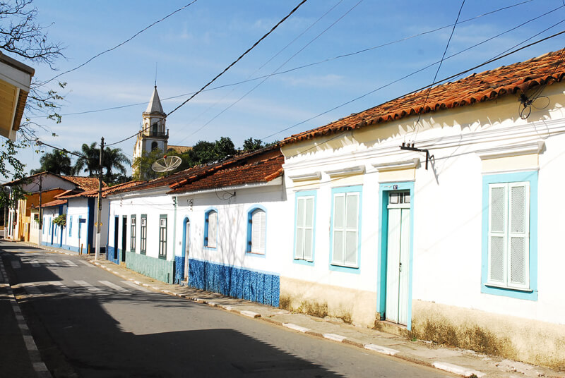 Foto que ilustra matéria obre o que fazer em Santana de Parnaíba mostra uma rua com parte do casario no Centro Histórico