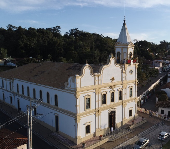 Foto que ilustra matéria sobre o que fazer em Santana de Parnaíba mostra a Igreja Matriz de Sant’ana, uma das principais atrações da cidade.