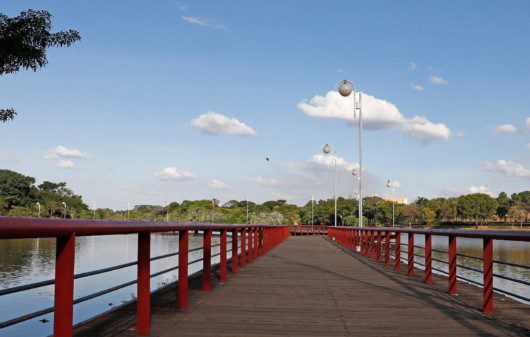 Foto que ilustra matéria sobre o que fazer em São José do Rio Preto mostra uma ponte sobre um dos lagos do Parque da Represa Municipal.
