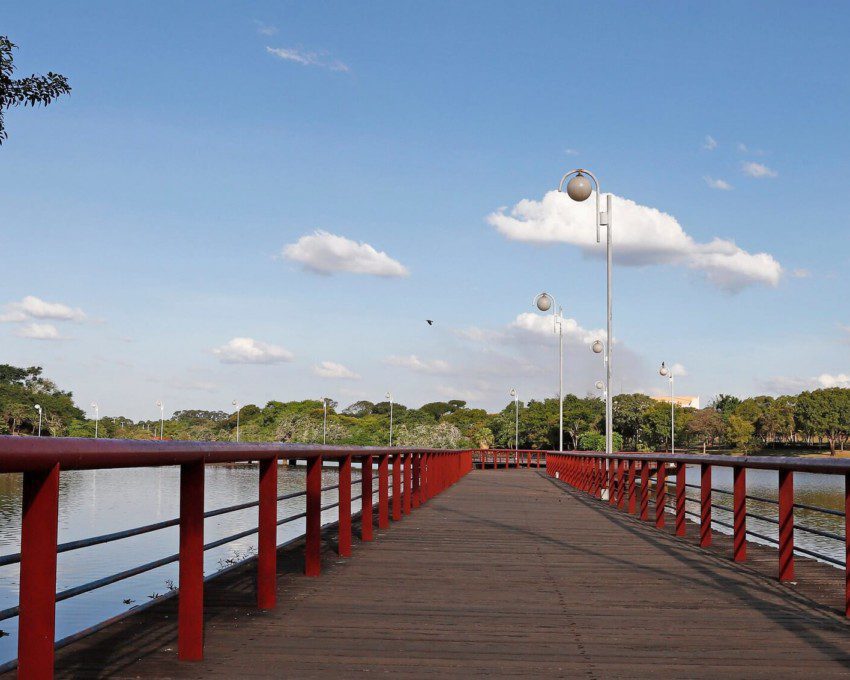 Foto que ilustra matéria sobre o que fazer em São José do Rio Preto mostra uma ponte sobre um dos lagos do Parque da Represa Municipal.