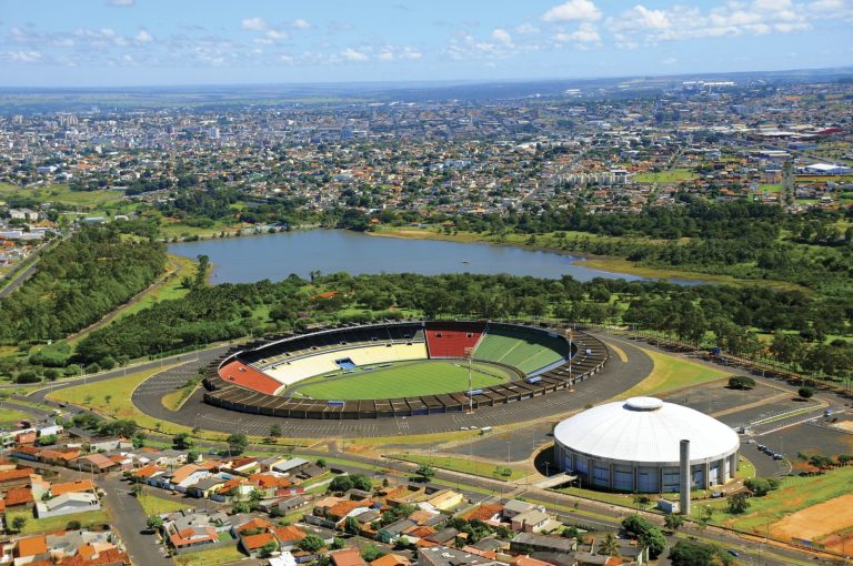 Imagem do Estádio Municipal Parque do Sabiá, em Uberlândia, que ilustra matéria sobre o que fazer em UberlÂncia