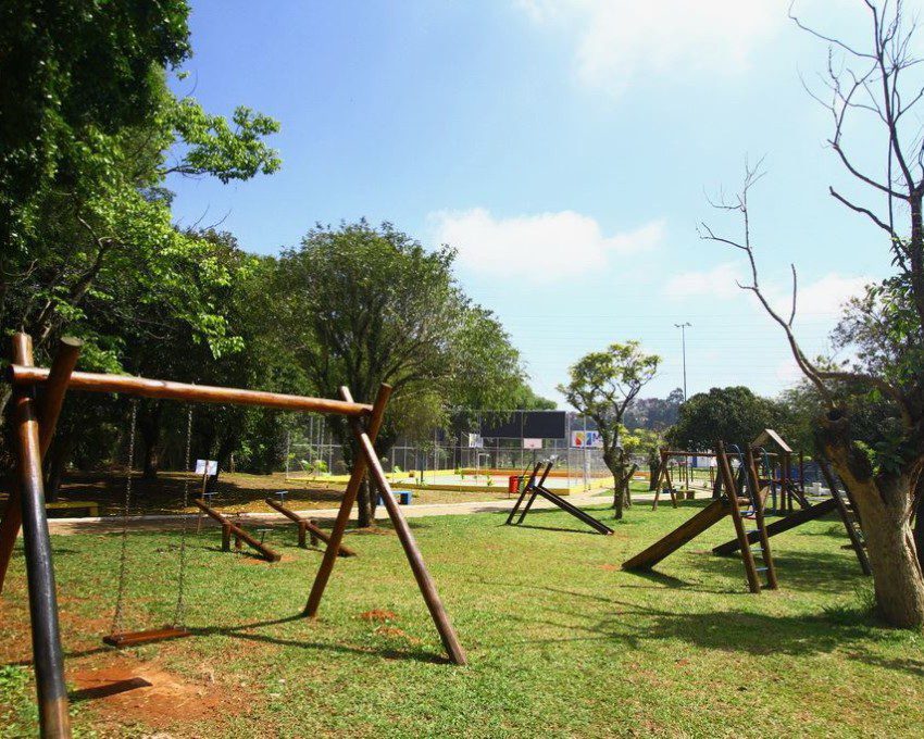 Foto que ilustra matéria sobre parque em Mauá mostra uma vista panorâmica de um playground do Parque da Juventude.