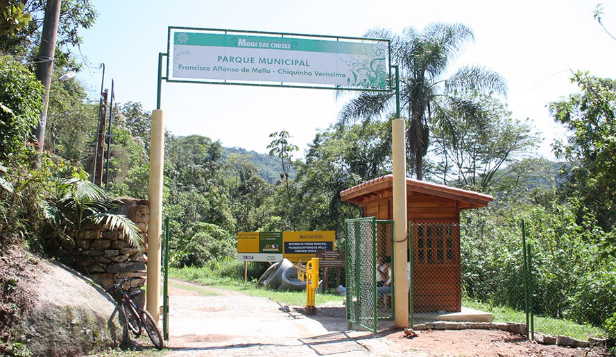 Foto que ilustra matéria sobre parque em Mogi das Cruzes mostra a guarita de entrada do Parque Municipal Chiquinho Veríssimo