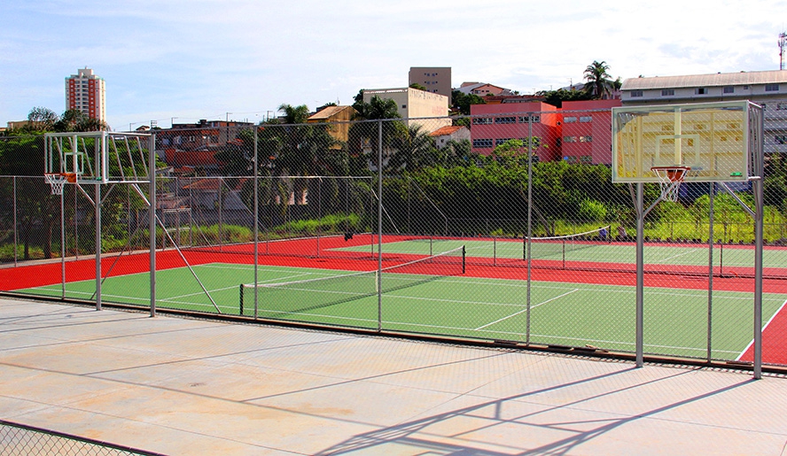 Foto que ilustra matéria sobre Parque em Mogi das Cruzes mostra quadras poliesportivas do Parque da Cidade
