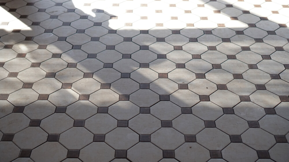Piso de cerâmica usado para fazer mosaico no chão.