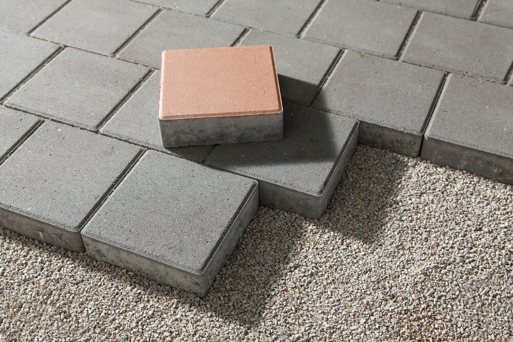 Foto que ilustra matéria sobre tipos de piso mostra um piso formado por blocos quadrados de concreto.