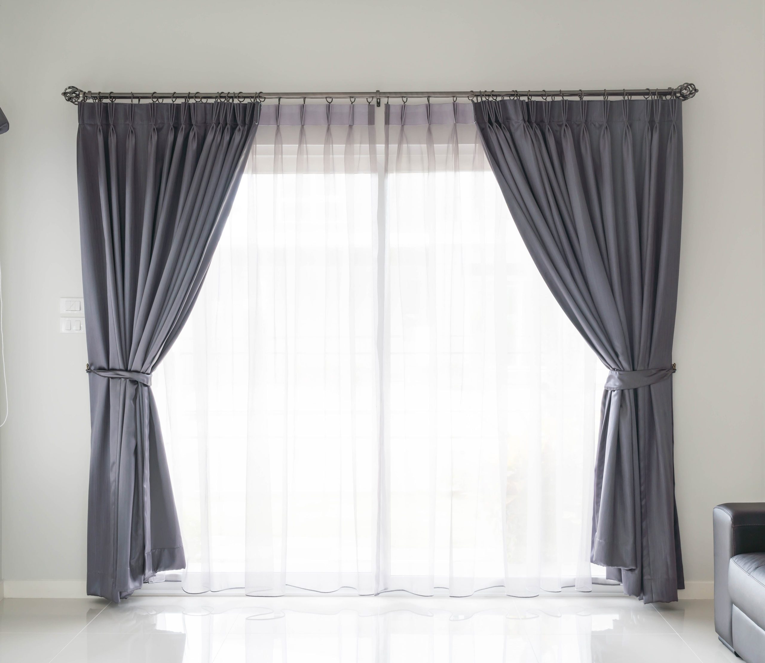 Investir em uma cortina de modelo mais clássico pode dar um toque de elegância ao ambiente. 