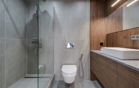 Banheiro pequeno e moderno. Imagem disponível em Pexels.