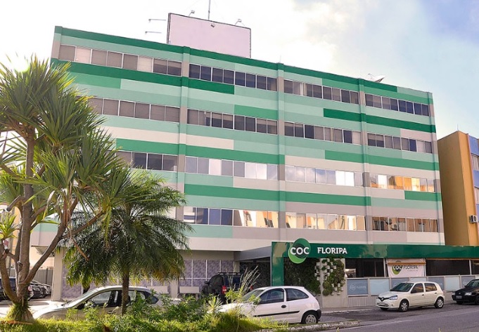 Foto que ilustra matéria sobre escolas particulares em São José (SC) mostra a fachada do Colégio COC Floripa.
